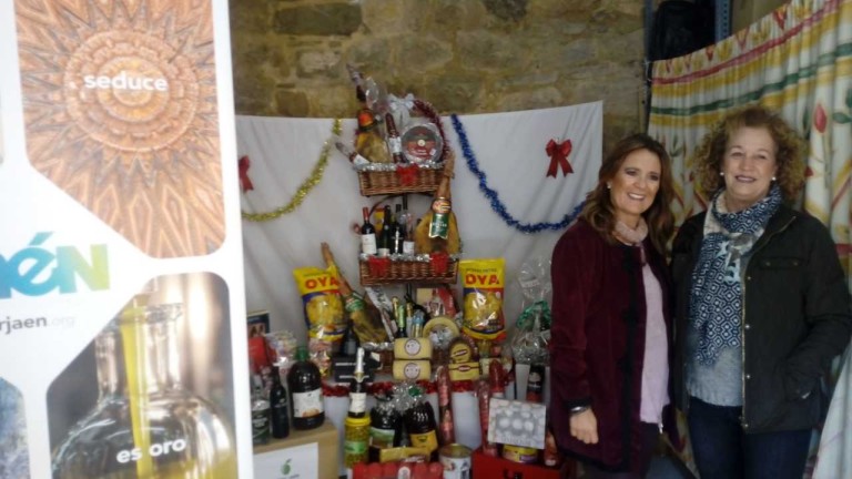 Cesta Solidaria de Navidad de vecinos de Faldas del Castillo y empresarios