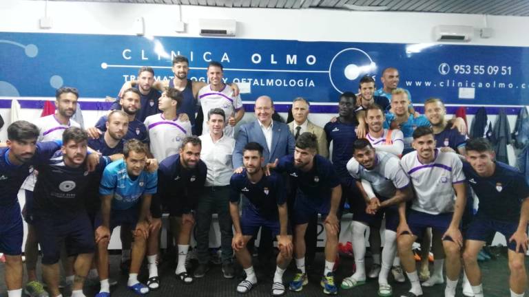 El alcalde visita a la plantilla del Real Jaén El alcalde visita a la plantilla del Real Jaén