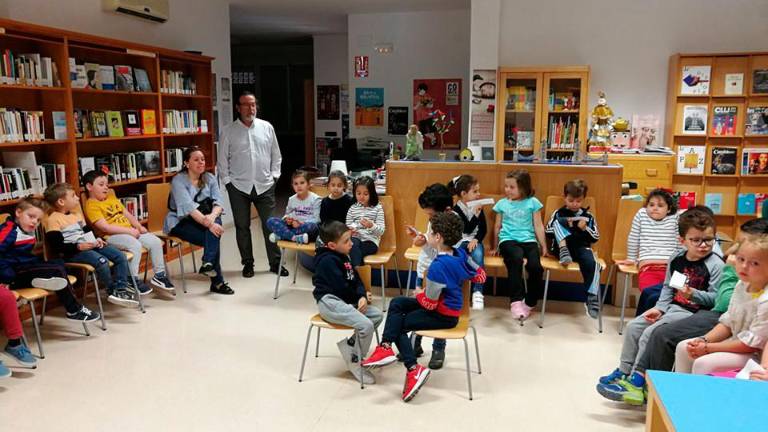 Una jornada entre cuentos en la biblioteca Una jornada entre cuentos en la biblioteca