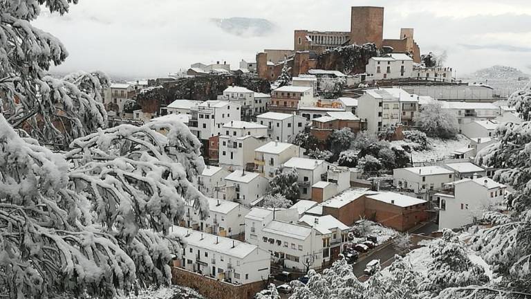 La nieve obliga a circular con cadenas en diez vías La nieve obliga a circular con cadenas en diez vías