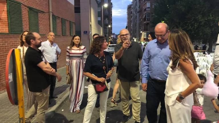 “Encerrona” al alcalde en el primer día de las verbenas de Santa Isabel “Encerrona” al alcalde en el primer día de las verbenas de Santa Isabel