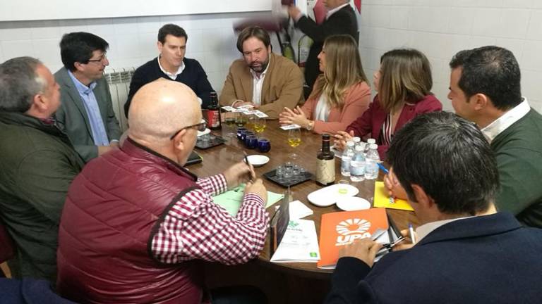 A Albert Rivera le atrae el aceite A Albert Rivera le atrae el aceite