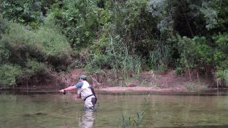 A la espera de la apertura de los cotos de pesca de trucha arcoíris A la espera de la apertura de los cotos de pesca de trucha arcoíris