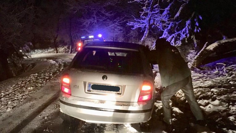 Rescatados siete vehículos atrapados por la nieve