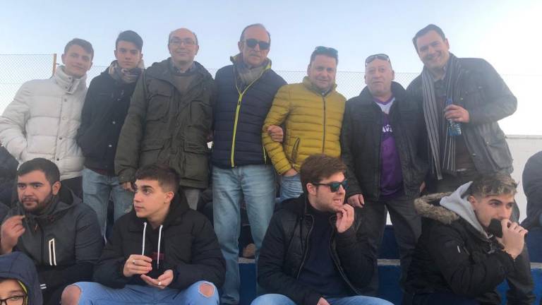 El Linares gana al Real Jaén y pinta el derbi de color azulillo El Linares gana al Real Jaén y pinta el derbi de color azulillo