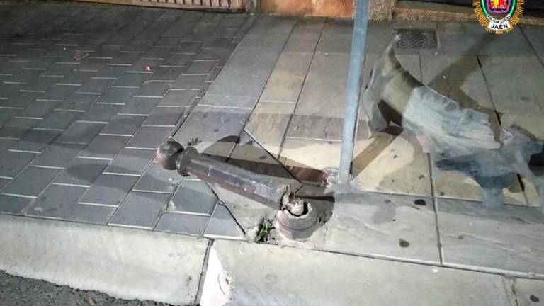 Dos conductores ebrios destrozan varios pinetes Dos conductores ebrios destrozan varios pinetes