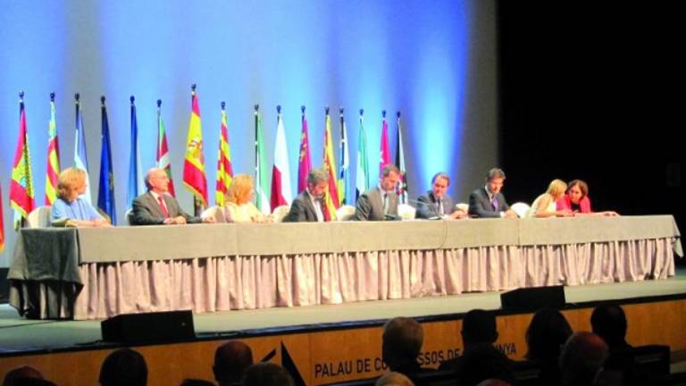 El artículo 155 de la Constitución tiene que ver con las vías del Gobierno del Estado para controlar la actividad de las Comunidades Autónomas. Contempla los mecanismos excepcionales que tiene el Estado para establecer dispositivos de control subsidiario, de carácter excepcional o extremo y alcance coercitivo, de tal forma que se obligue a la región al “cumplimiento forzoso” de sus deberes. Según la redacción del artículo, se establecen dos ocasiones en las que el Gobierno podría aplicarlo: Si la comunidad no cumple “las obligaciones que la Constitución u otras leyes le impongan” o en el caso en el que actúe “de forma que atente gravemente el interés general de España”. Igualmente, el artículo explica el mecanismo que debe seguir el Estado para ponerlo en práctica: Antes de nada, el Gobierno central deberá enviar “requerimiento” al presidente de la Comunidad Autónoma para que cumpla con sus obligaciones o deje de actuar como lo esté haciendo. En caso de no ser atendido el requerimiento, el Gobierno “podrá adoptar las medidas necesarias para obligar” a la comunidad al “cumplimiento forzoso”. El artículo 155 de la Constitución tiene que ver con las vías del Gobierno del Estado para controlar la actividad de las Comunidades Autónomas. Contempla los mecanismos excepcionales que tiene el Estado para establecer dispositivos de control subsidiario, de carácter excepcional o extremo y alcance coercitivo, de tal forma que se obligue a la región al “cumplimiento forzoso” de sus deberes. Según la redacción del artículo, se establecen dos ocasiones en las que el Gobierno podría aplicarlo: Si la comunidad no cumple “las obligaciones que la Constitución u otras leyes le impongan” o en el caso en el que actúe “de forma que atente gravemente el interés general de España”. Igualmente, el artículo explica el mecanismo que debe seguir el Estado para ponerlo en práctica: Antes de nada, el Gobierno central deberá enviar “requerimiento” al presidente de la Comunidad Autónoma para que cumpla con sus obligaciones o deje de actuar como lo esté haciendo. En caso de no ser atendido el requerimiento, el Gobierno “podrá adoptar las medidas necesarias para obligar” a la comunidad al “cumplimiento forzoso”.