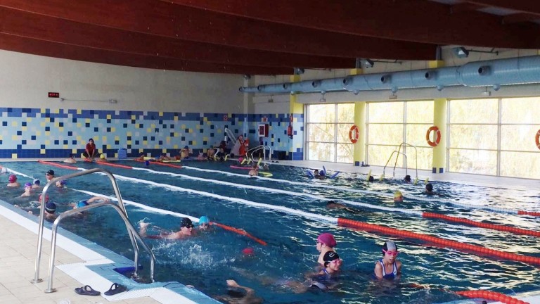 Unas cien personas usan al día el complejo de las piscinas