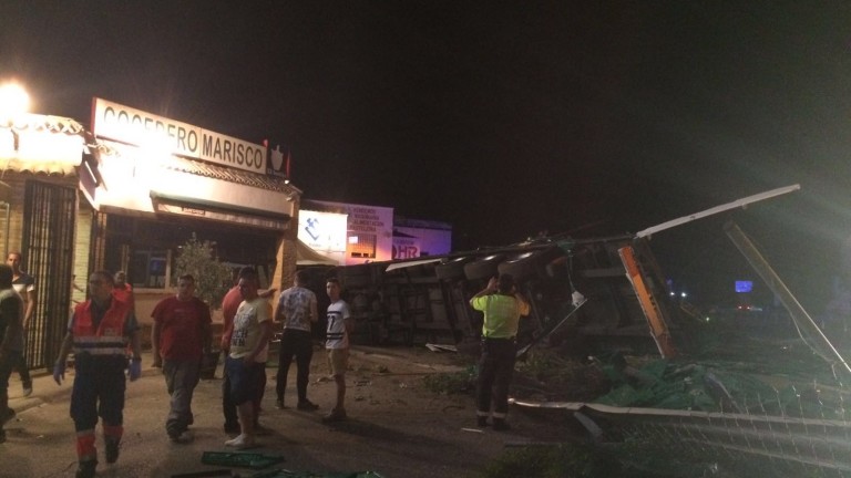 Espectacular accidente de dos camiones en la A-4 en Andújar
