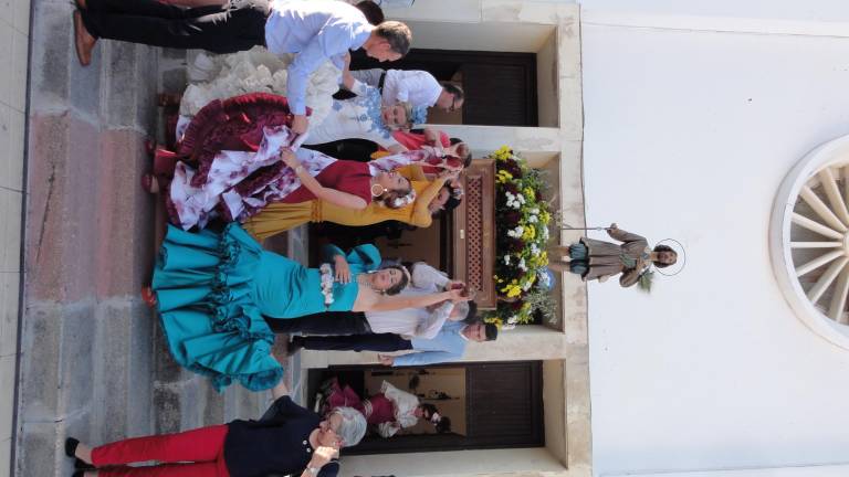 Vivas al patrón de la fértil vega Vivas al patrón de la fértil vega