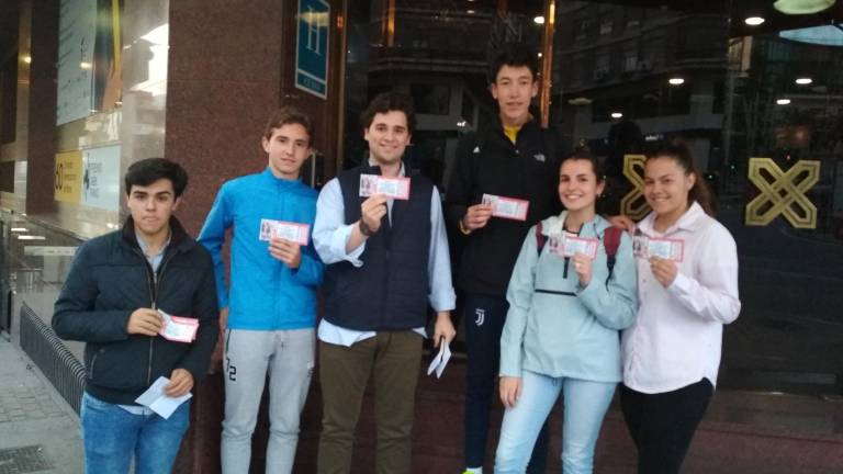Un tendido lleno de jóvenes Un tendido lleno de jóvenes