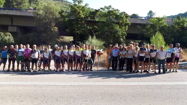 Un ciclista muere tras caerse con un bache de la carretera