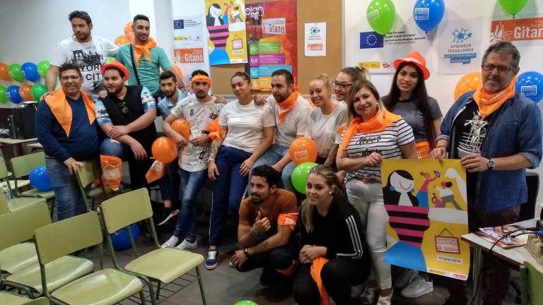 Los gitanos “arrojan luz” a la labor por la integración social Los gitanos “arrojan luz” a la labor por la integración social