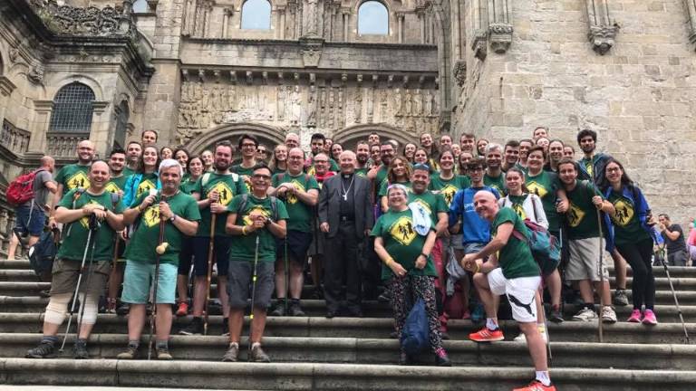 Don Amadeo recibe a los jóvenes peregrinos de la Diócesis de Jaén en Santiago