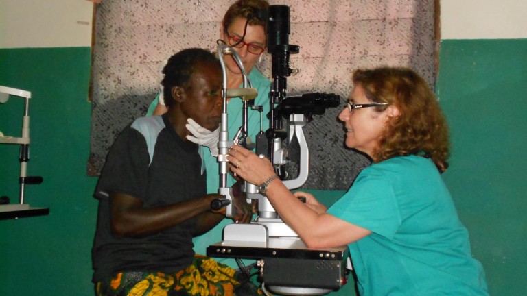 Una oftalmóloga jiennense prestará ayuda humanitaria en África