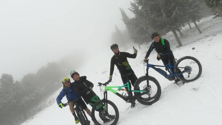 La nieve obliga a circular con cadenas en diez vías La nieve obliga a circular con cadenas en diez vías