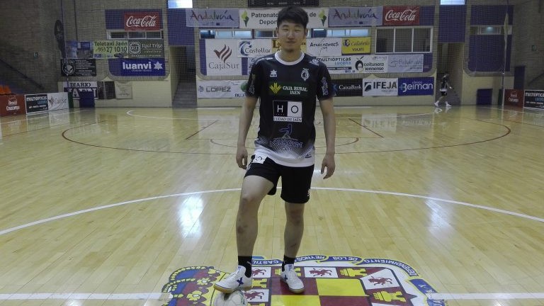 Takumi llega desde Japón para aprender fútbol sala español en Jaén