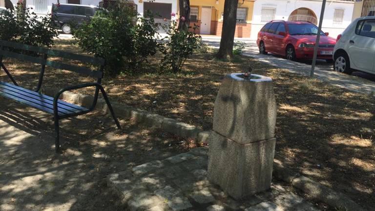 El acceso al centro público está repleto de desperdicios El acceso al centro público está repleto de desperdicios
