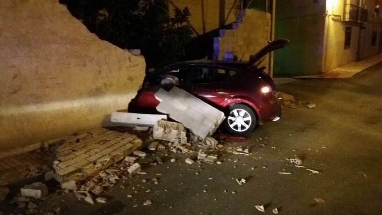Empotran un vehículo en un muro del municipio