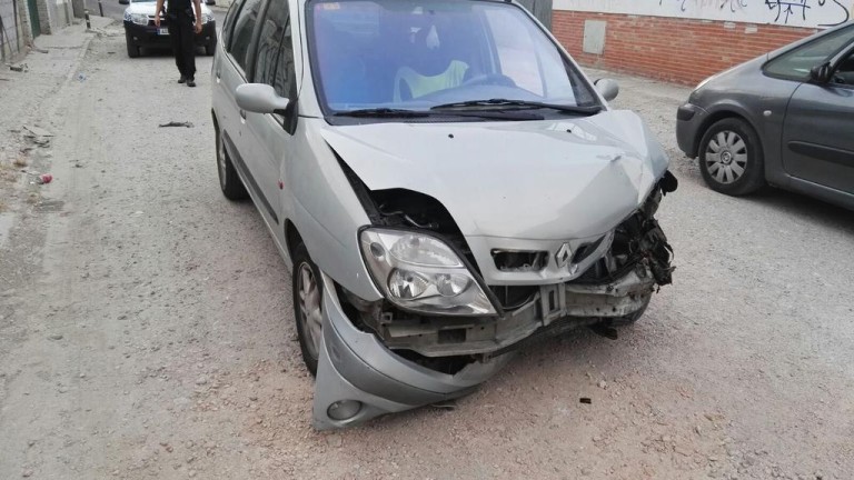 Intenta huir tras impactar con varios coches en Andújar
