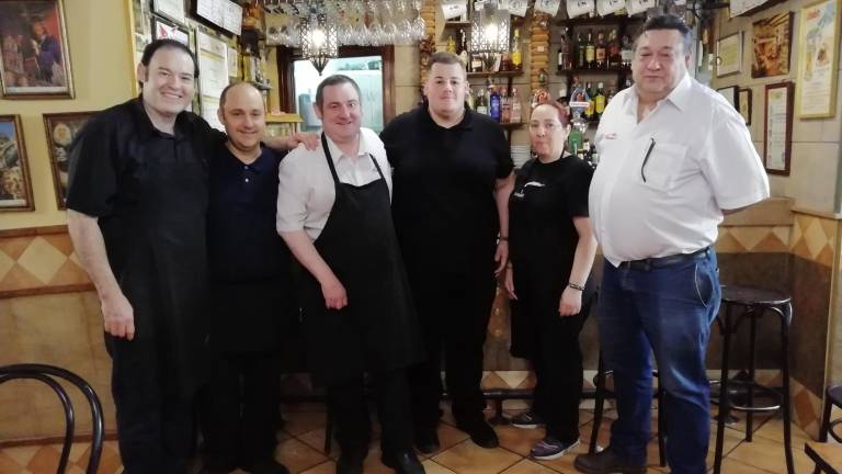 Creando sonrisas tras la barra desde hace 25 años Creando sonrisas tras la barra desde hace 25 años