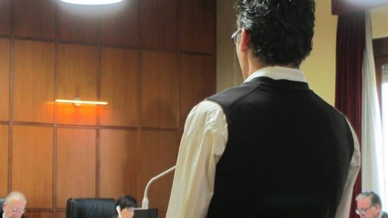 Dos años de cárcel por abusar de una menor en un tratamiento antipiojos Dos años de cárcel por abusar de una menor en un tratamiento antipiojos