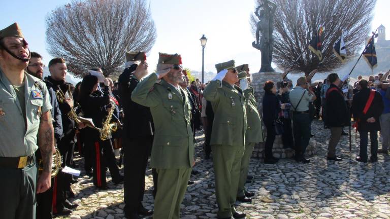 Legionarios dan realce a la procesión del patrón