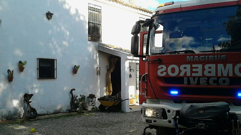 Herido con quemaduras en el incendio de una vivienda rural en Andújar