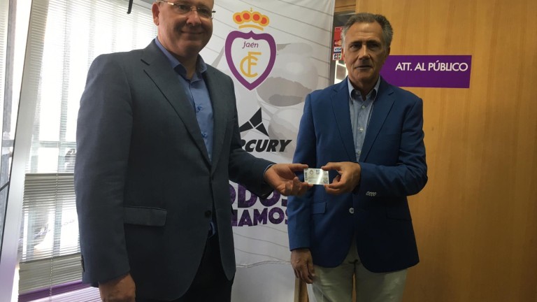 El alcalde recoge su carné de abonado del Real Jaén