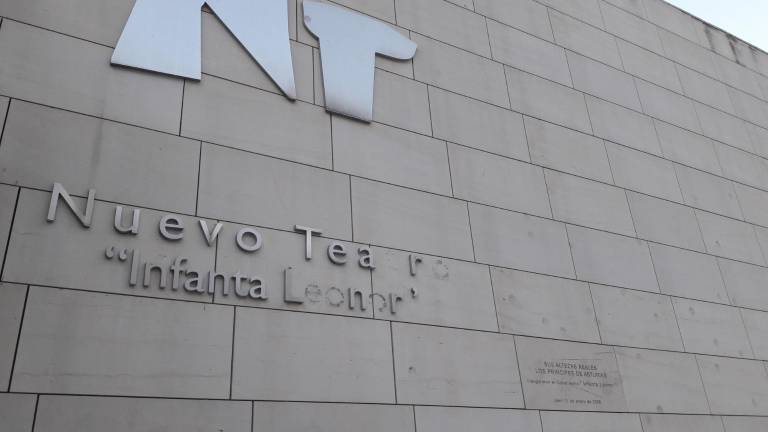 Vecinos lamentan “dejadez” en el Teatro Infanta Leonor Vecinos lamentan “dejadez” en el Teatro Infanta Leonor