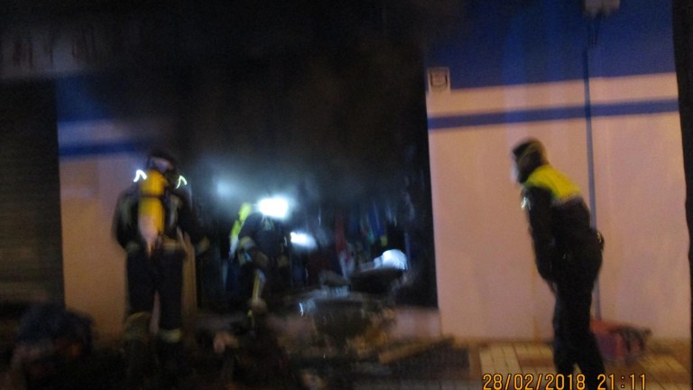Aparatoso incendio en un almacén de Alcalá la Real