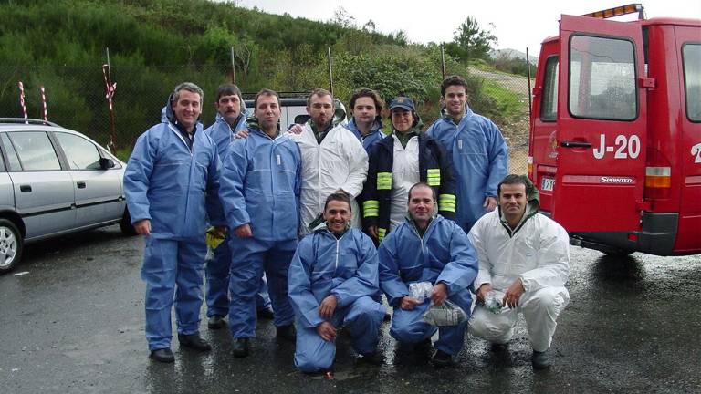 Los bomberos de Jaén, lección de solidaridad en el “Prestige” Los bomberos de Jaén, lección de solidaridad en el “Prestige”