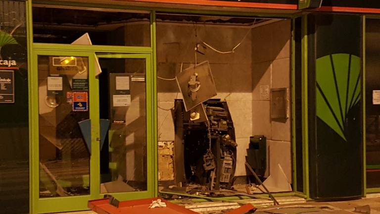 Los ladrones hacen saltar por los aires un cajero en Lopera Los ladrones hacen saltar por los aires un cajero en Lopera