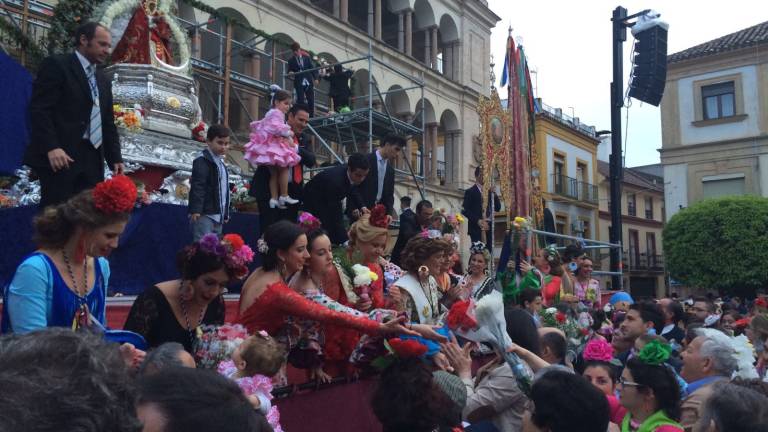 Un gran manto de flores para cubrir de amor a la Virgen de la Cabeza Un gran manto de flores para cubrir de amor a la Virgen de la Cabeza