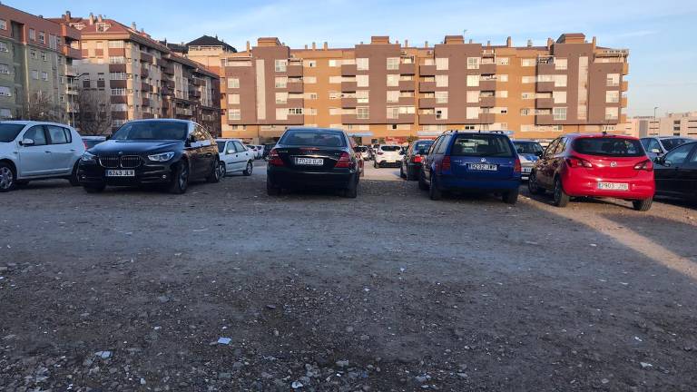La luz brilla por su ausencia en uno de los aparcamientos del Bulevar La luz brilla por su ausencia en uno de los aparcamientos del Bulevar