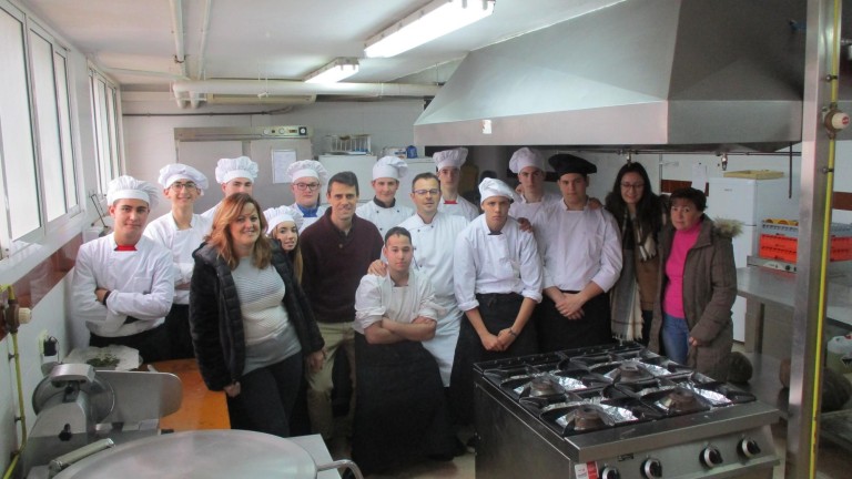 Alumnos de Cocina regalan 339 euros al colectivo Afanies