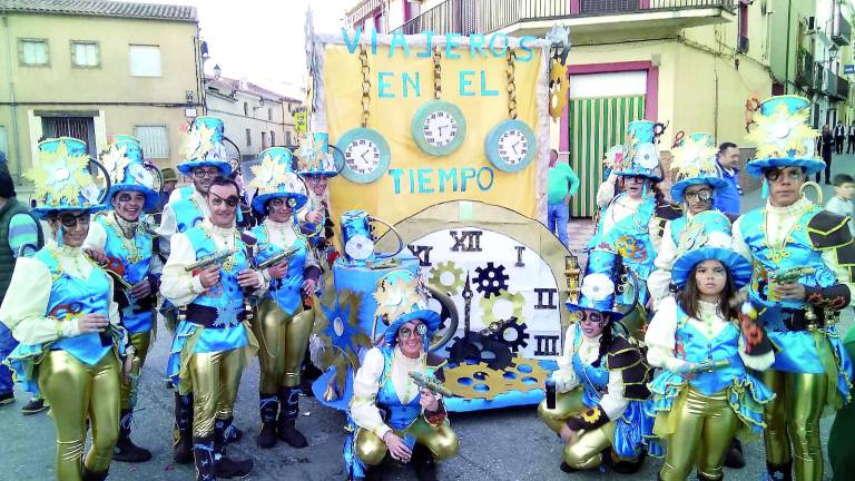 “Los naveros son muy ingeniosos para crear los disfraces y las carrozas” “Los naveros son muy ingeniosos para crear los disfraces y las carrozas”