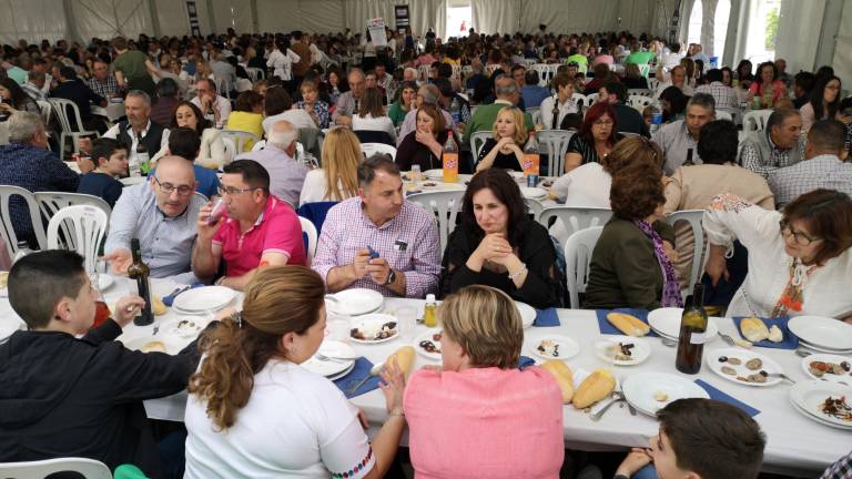 Una multitud honra a los caldos y las viandas más típicas de Frailes