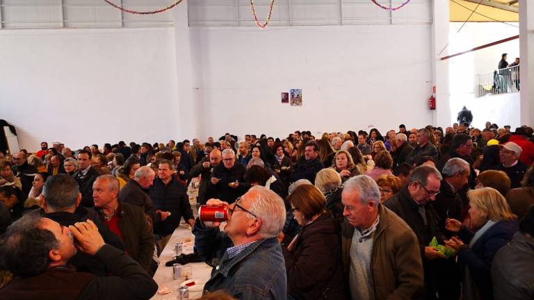 Multitud rendida al espárrago blanco