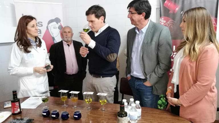 A Albert Rivera le atrae el aceite A Albert Rivera le atrae el aceite