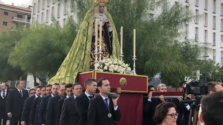 Primer baño de rayos de sol en la ciudad