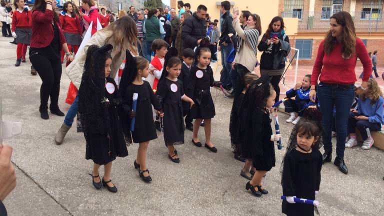 Procesión escolar en el patio