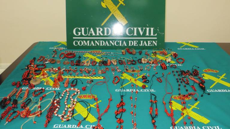 Pulseras de la suerte hechas con “semillas de la muerte” Pulseras de la suerte hechas con “semillas de la muerte”