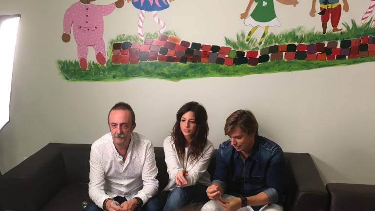 Carlos Baute visita a los pacientes del Hospital Materno-Infantil en Jaén