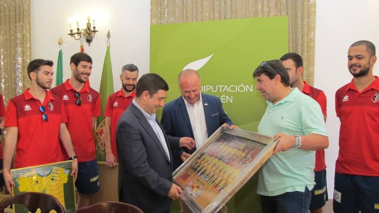 El presidente de la Diputación felicita al Jaén Paraíso Interior Fútbol Sala por su “gran temporada” El presidente de la Diputación felicita al Jaén Paraíso Interior Fútbol Sala por su “gran temporada”
