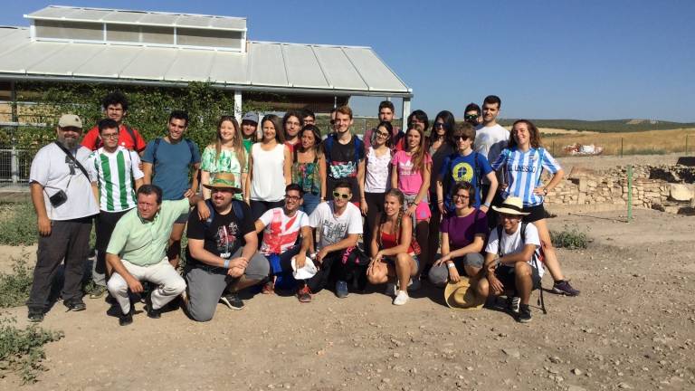 Los jóvenes se involucran en las labores de conservación Los jóvenes se involucran en las labores de conservación