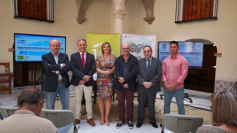 Más viajeros y pernoctaciones Más viajeros y pernoctaciones