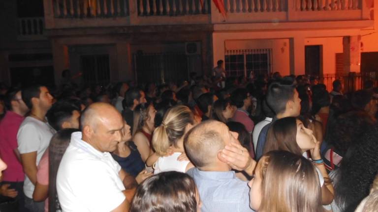 Una multitud sigue la quema de la bruja junto a la iglesia de San Juan Bautista Una multitud sigue la quema de la bruja junto a la iglesia de San Juan Bautista