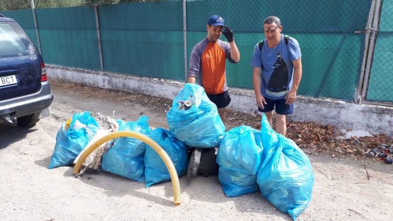 Los vecinos retiran cientos de kilos de basura en el cauce del Eliche