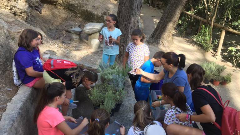 Medio centenar de niños de Bedmar participa en la limpieza del paraje del río Cuadros